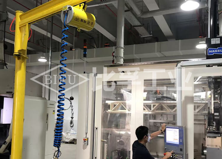 加工中心上下零件氣動(dòng)平衡吊案例