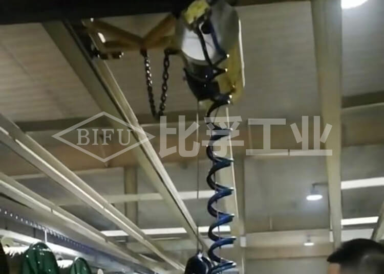 輪胎鋼簾線上下料氣動(dòng)平衡吊案例