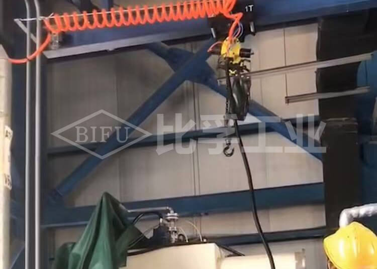 化工原料搬運(yùn)防爆氣動(dòng)葫蘆案例