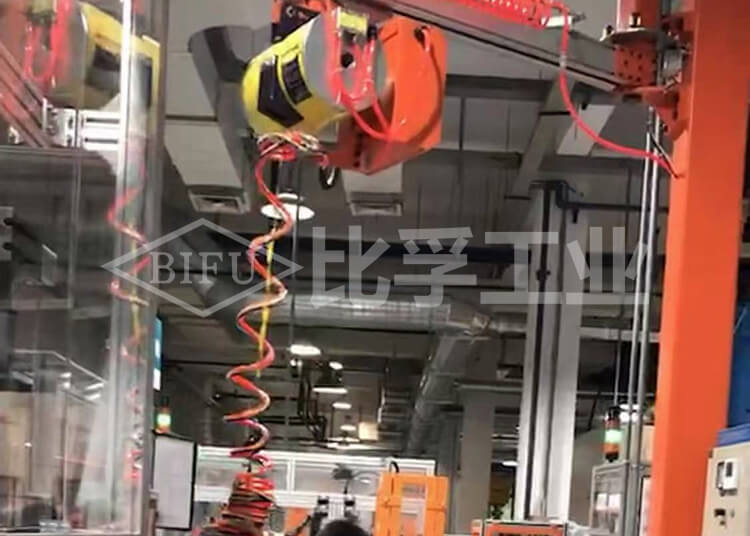 零部件上下線氣動(dòng)平衡吊案例