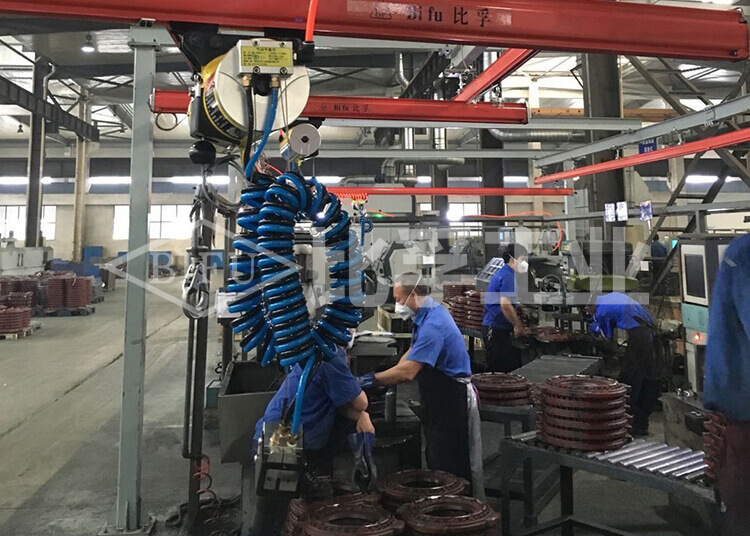 離合器上下料氣動(dòng)平衡吊案例