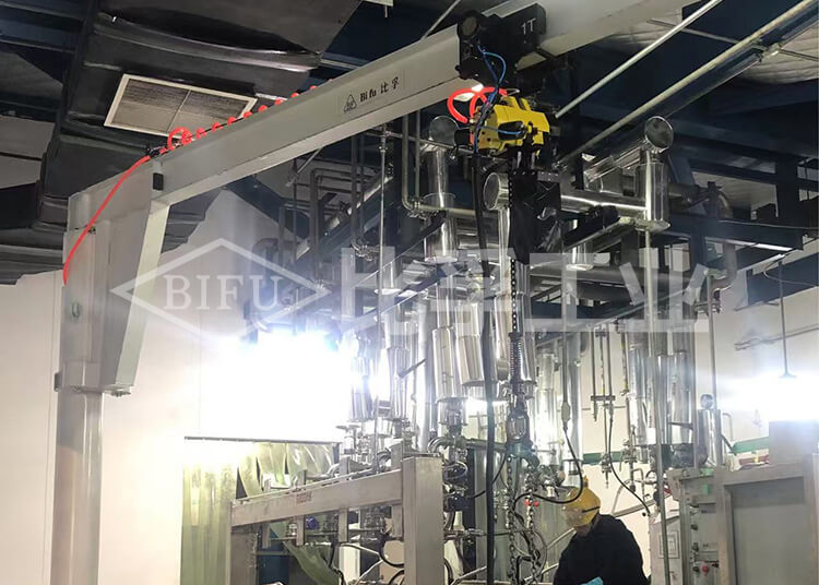 化工原料灌裝線防爆氣動(dòng)葫蘆案例