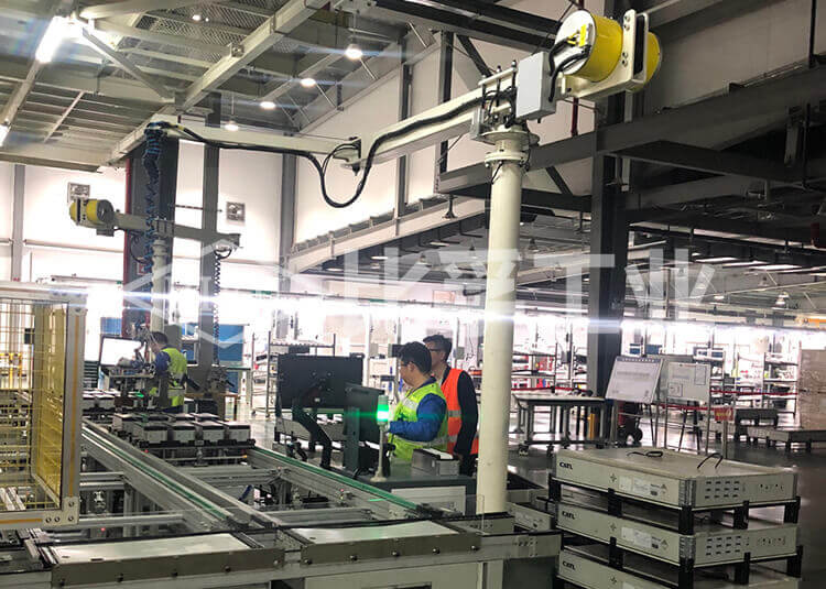 新能源電池氣動(dòng)平衡吊折臂吊案例