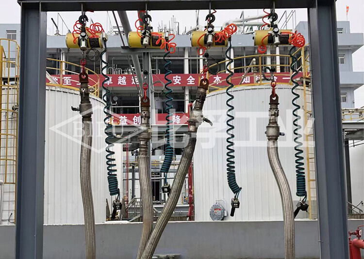 化工原料轉(zhuǎn)運(yùn)輸送線氣動(dòng)平衡吊案例