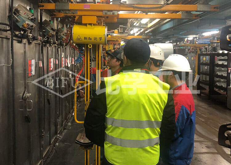 化學(xué)纖維原料氣動(dòng)平衡吊案例